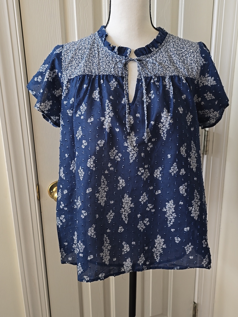 MOD LUSIVE BRAND WOMEN'S BLUE AND WHITE FLORAL PULLOVER TOP SIZE MEDIUM